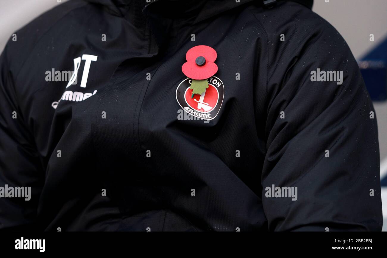 Un membro dello staff di Charlton Athletic indossa un Poppy Foto Stock