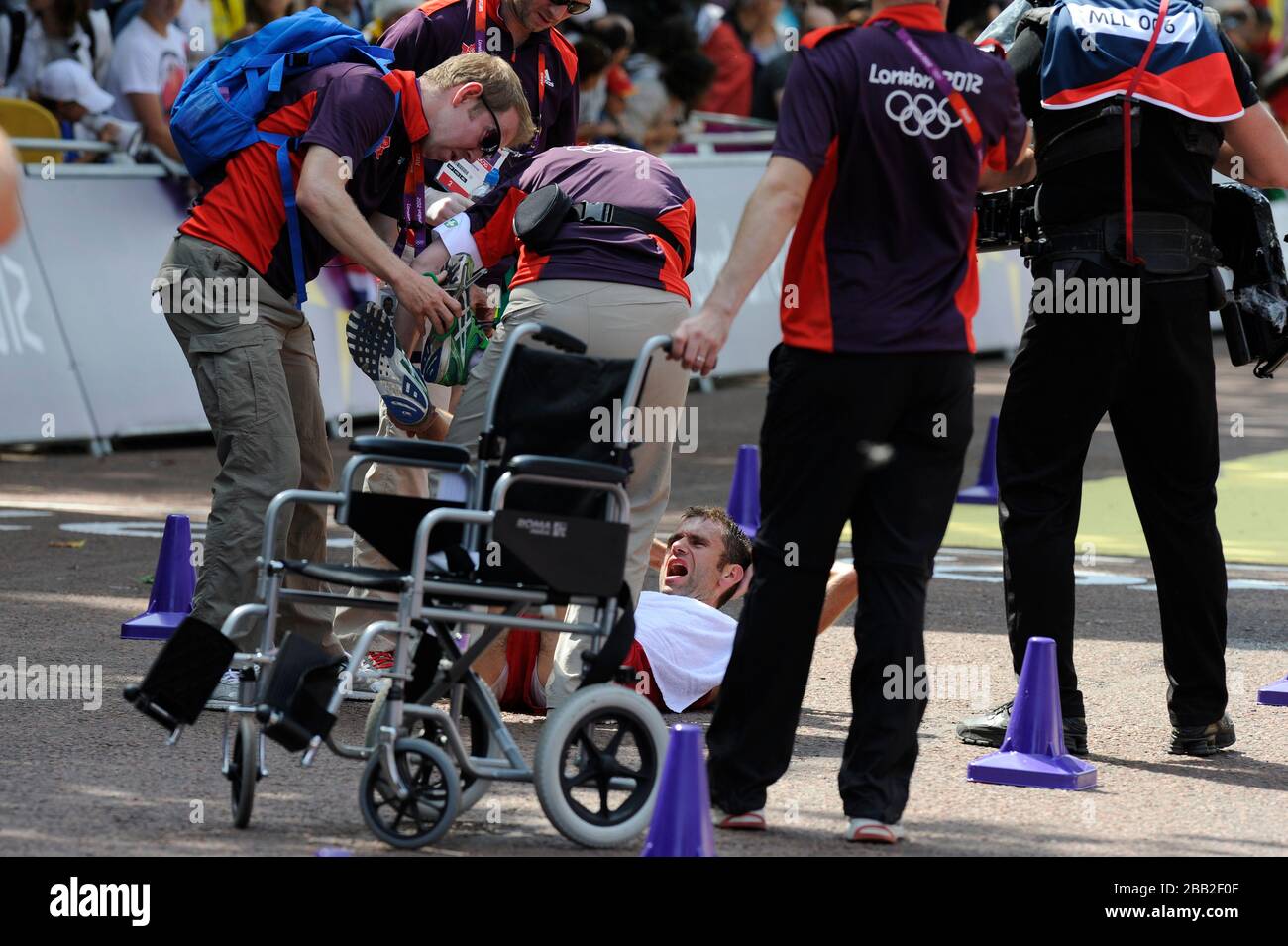 Maciej Rosiewicz della Georgia crolla sul traguardo della gara 50km maschile al Mall di Londra. Foto Stock