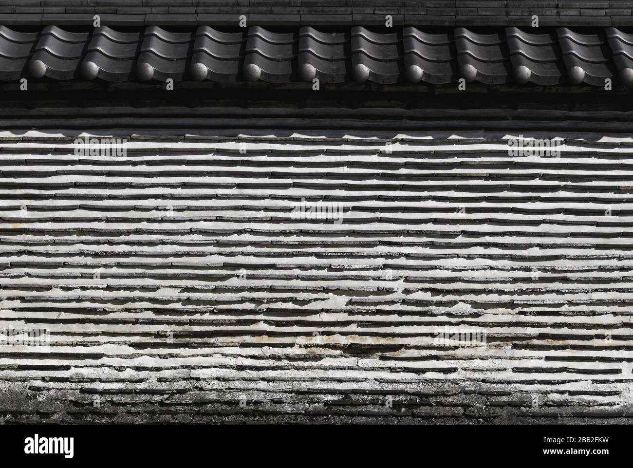 Vecchio muro di argilla giapponese con tegola Foto Stock