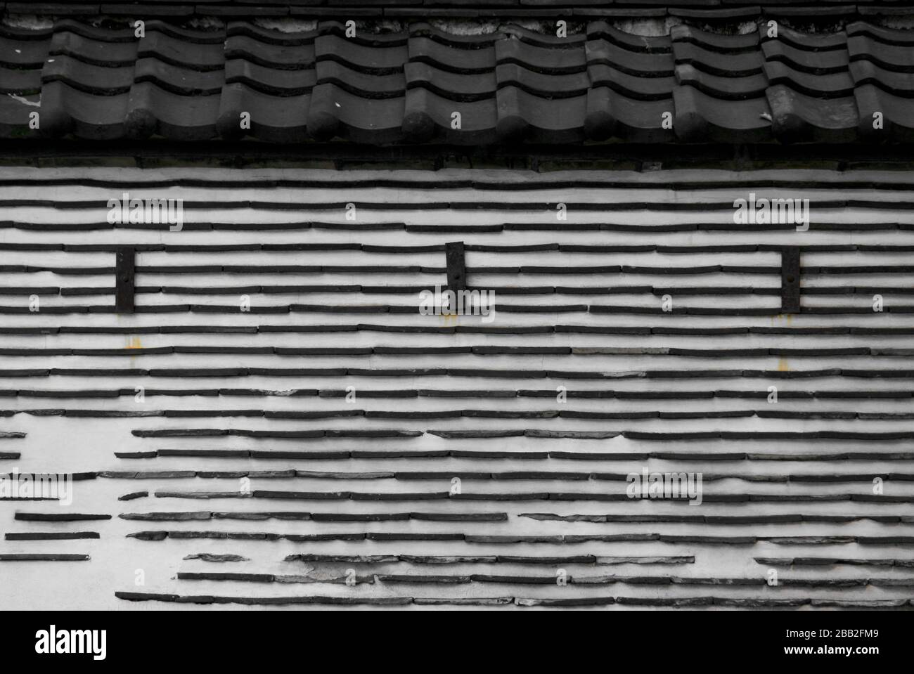 Vecchio muro di argilla giapponese con tegola Foto Stock