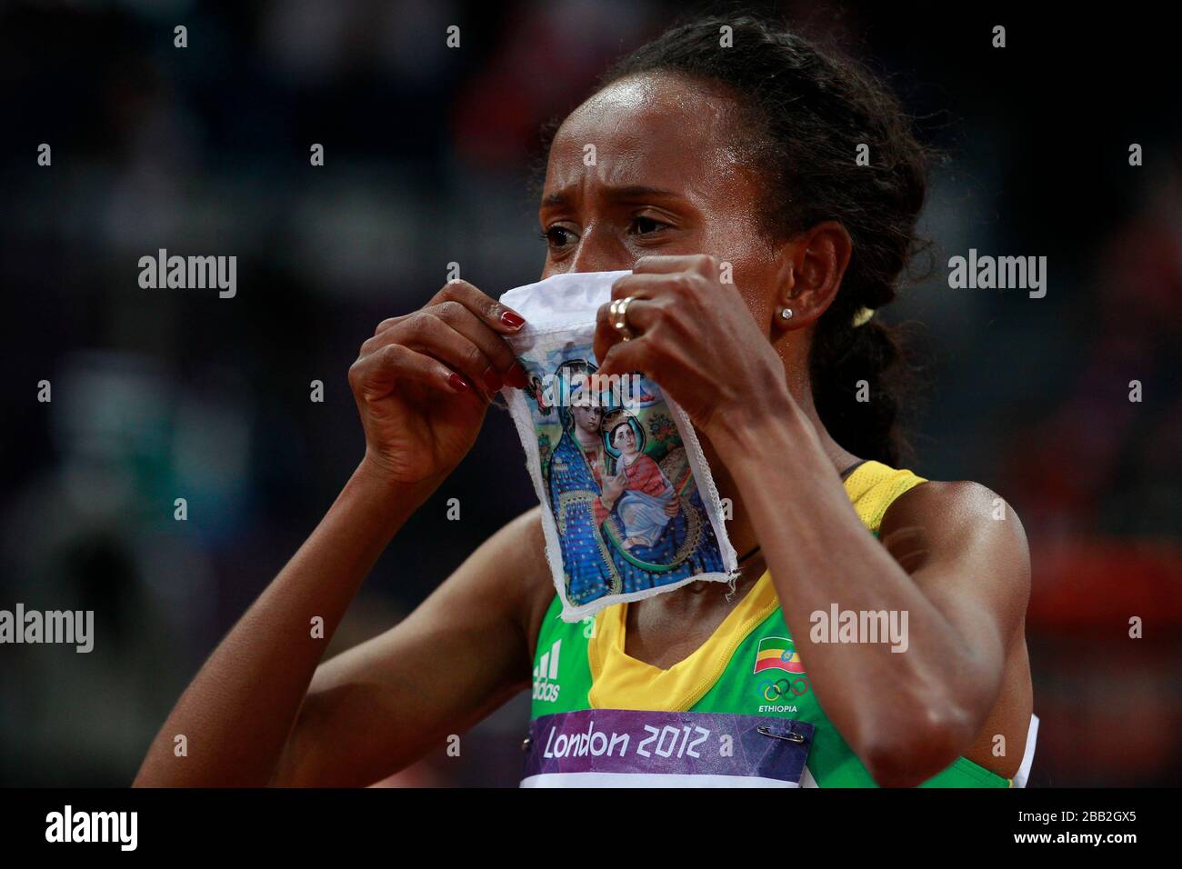 Il Meseret Defar dell'Etiopia celebra la vittoria della finale di 5.000 metri delle donne. Foto Stock