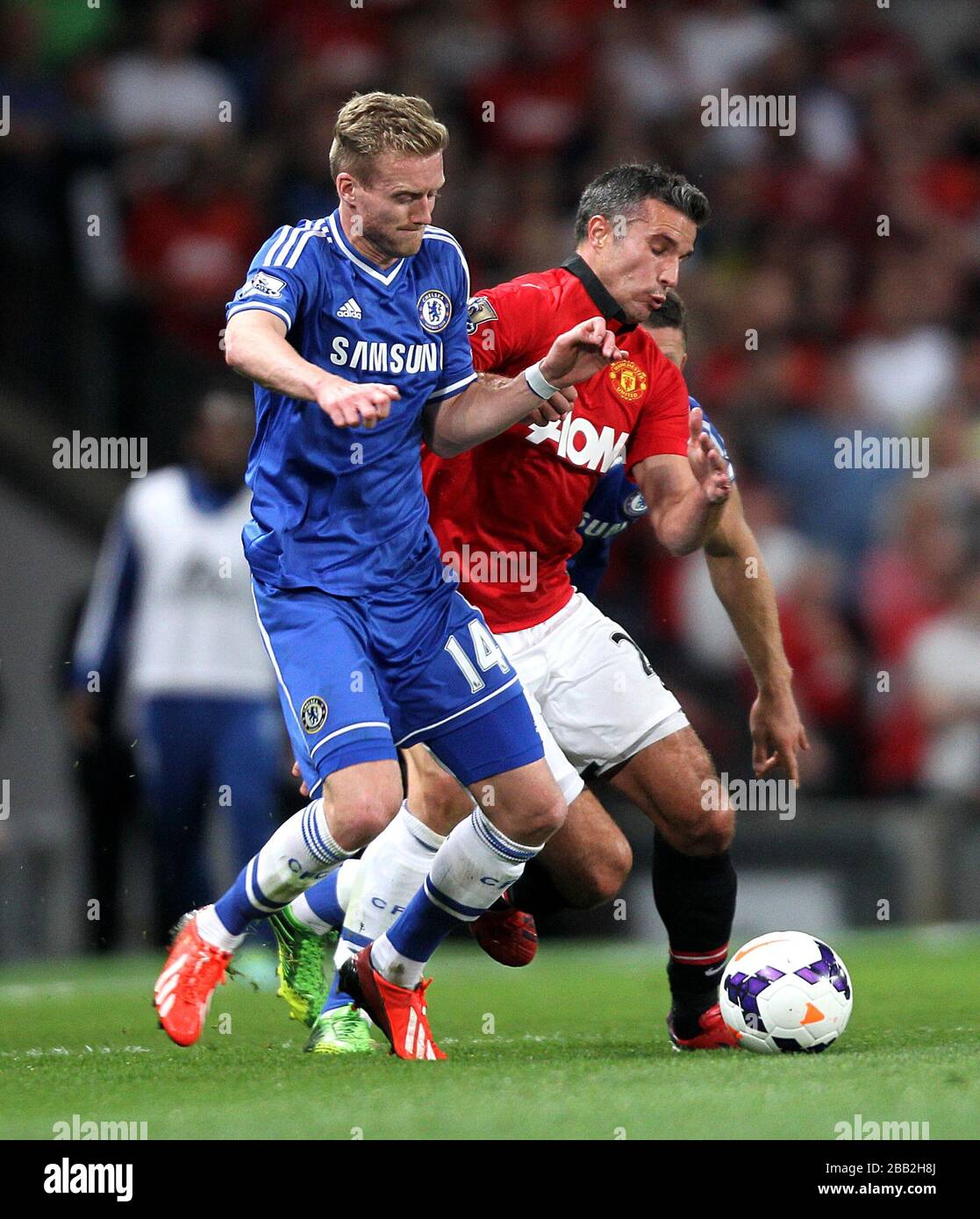 Andre Schurrle del Chelsea e Robin van Persie del Manchester United si scontrano per la palla Foto Stock
