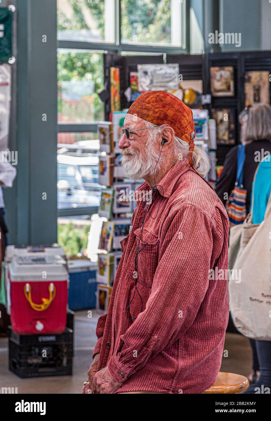 Il vecchio ragazzo ascolta la musica Foto Stock