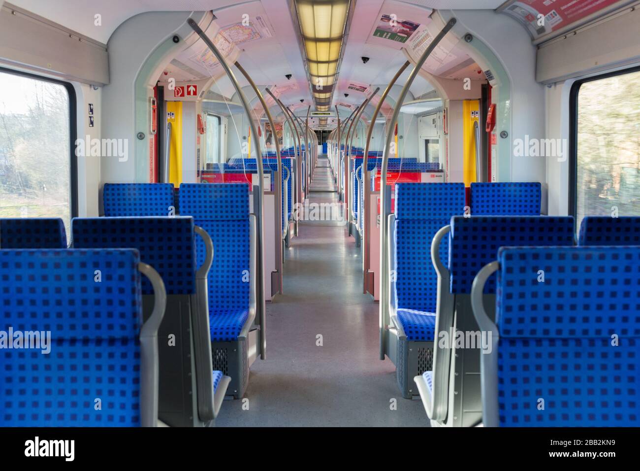 Vista interna di una S-Bahn (treno di superficie) vuota. Il numero di persone che utilizzano i trasporti pubblici è diminuito significativamente a causa di Coronavirus. Foto Stock