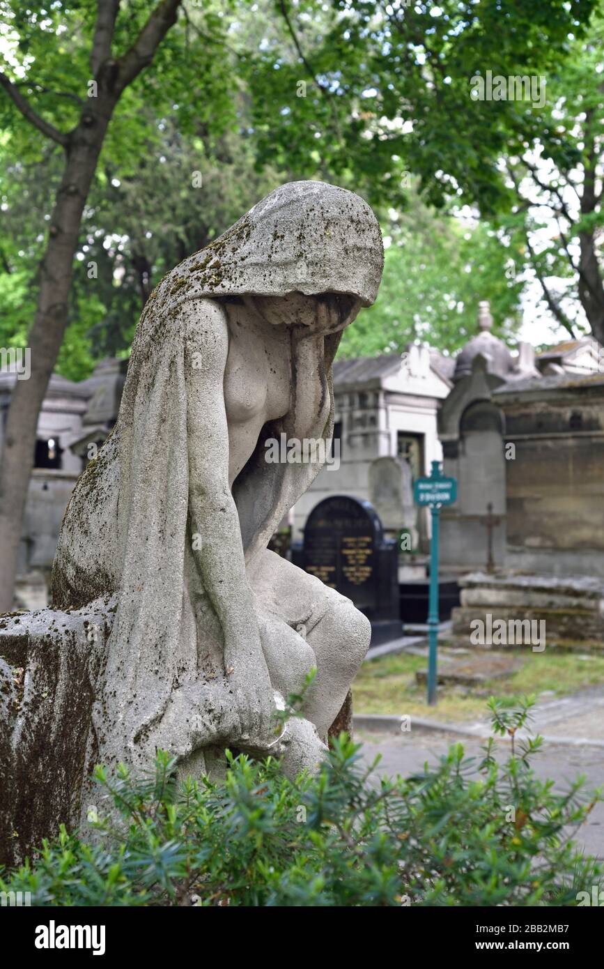 Statua in pietra raffigurante il ´´Grief´´ di Albert Bartholome che adornano la tomba di Henri Majak (1831-1897) librettista francese, Cimitero di Montmartre Foto Stock