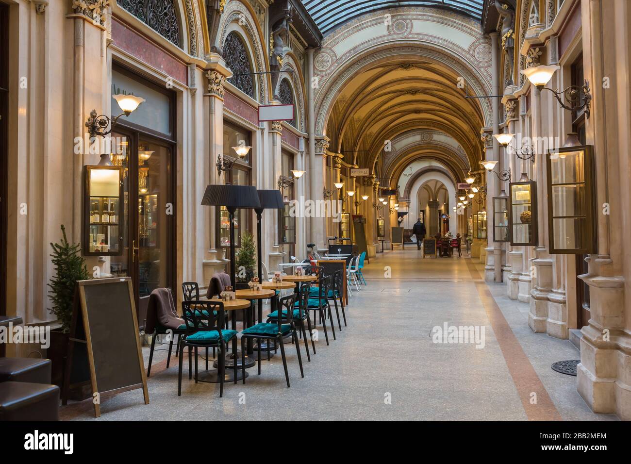 Vista lungo il cosiddetto passaggio Ferstel, all'interno del Palais Ferstel. Sulla sinistra una tipica viennese 'Kaffeehaus' (caffetteria). Situato nel centro della città Foto Stock