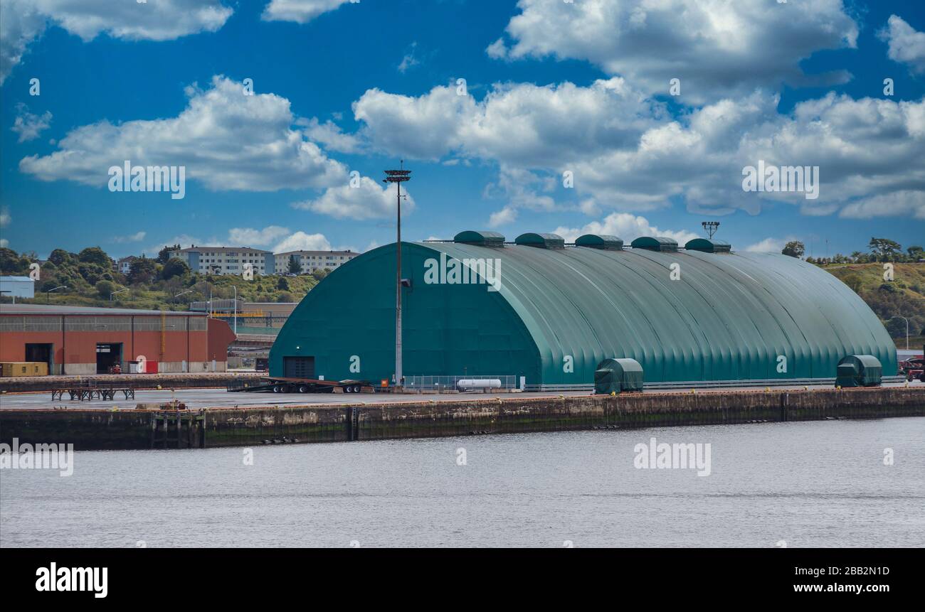 Old Metal Quonset Hut sulla costa Foto Stock