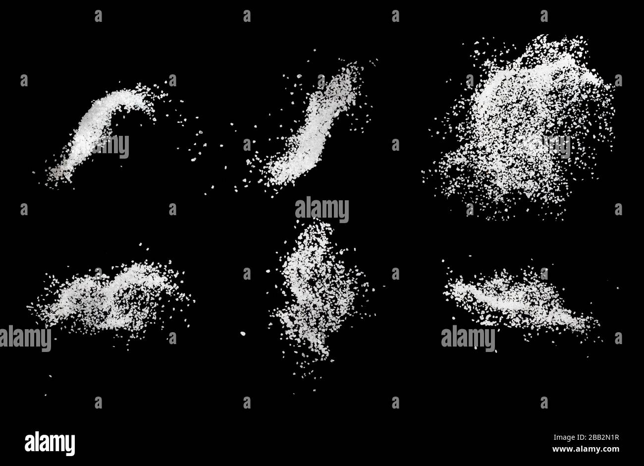 Set di esplosione di sale marino isolato su sfondo nero primo piano, movimento di congelamento Foto Stock