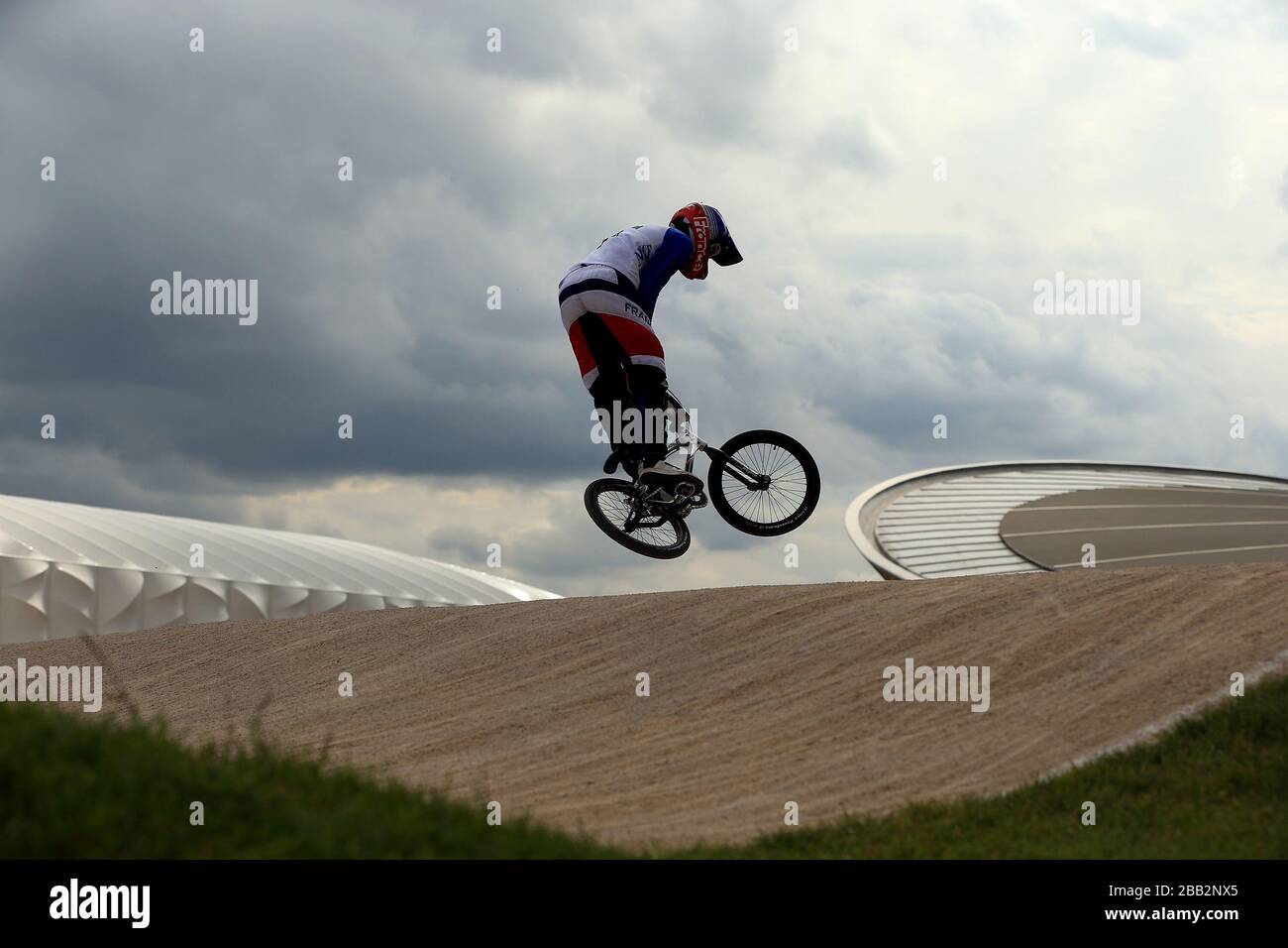 I concorrenti si allenano al BMX Track il giorno 12 dei Giochi Olimpici di Londra 2012. Foto Stock