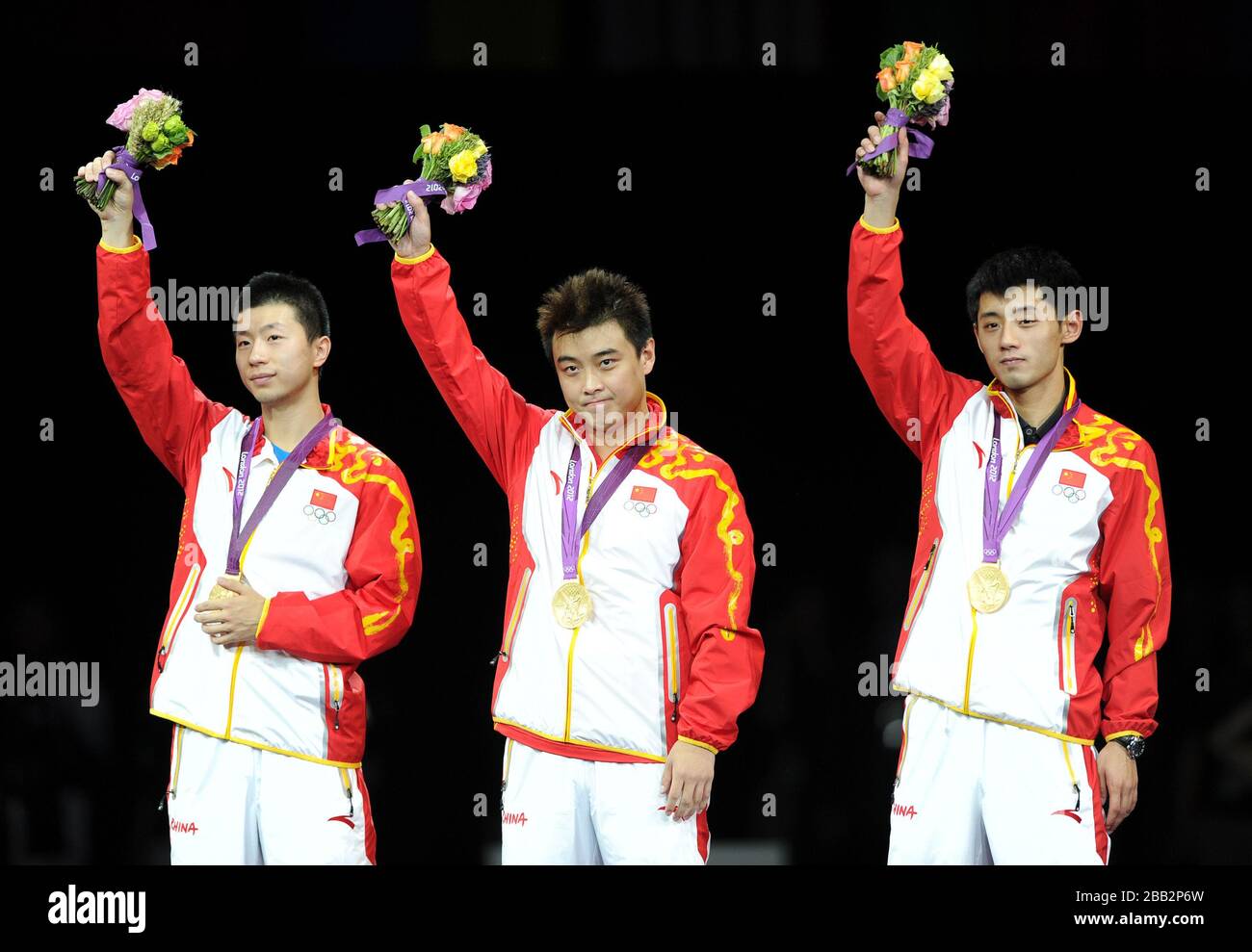 Ma Long della Cina, Wang Hao e Zhang Jike celebrano con i loro Medali d'oro dopo aver vinto la medaglia d'oro durante la finale della squadra di Ping pong al centro Excel di Londra. Foto Stock