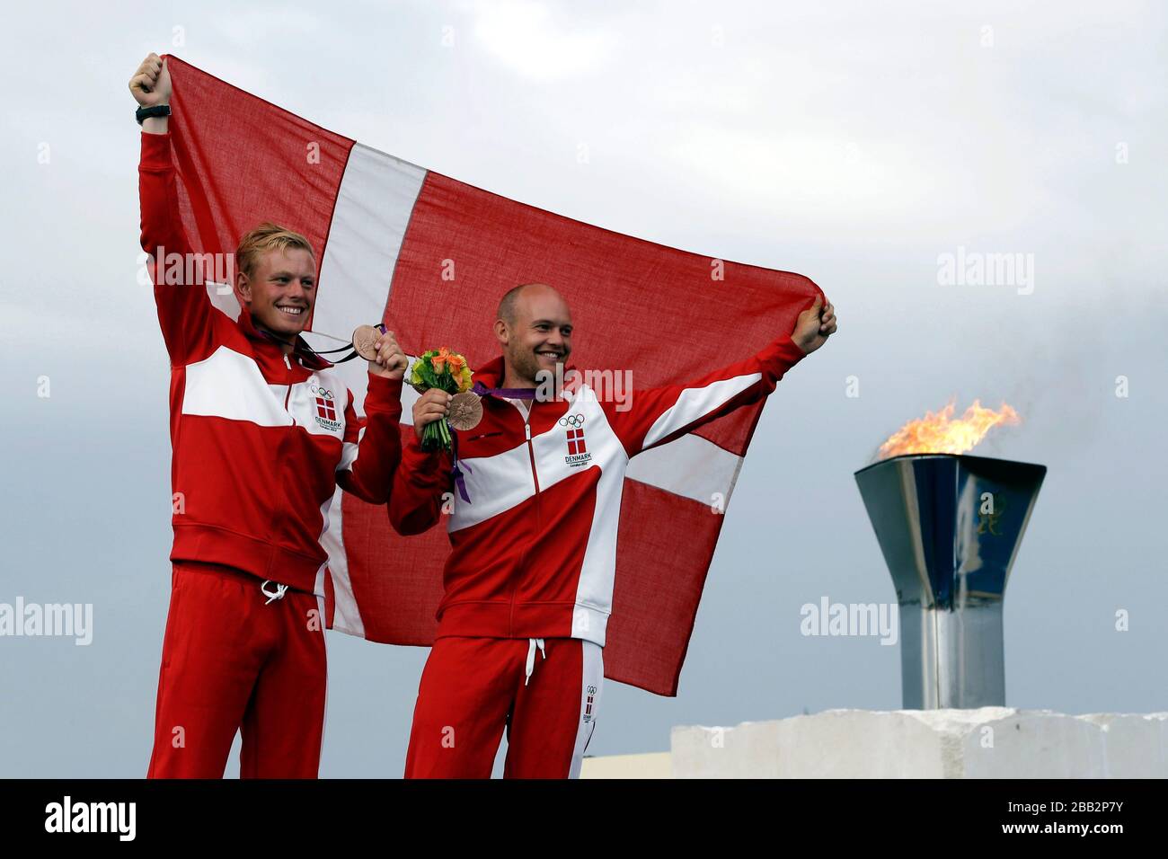 Peter Lang e Allan Norregaard (a destra) della Danimarca celebrano oggi la loro medaglia olimpica di bronzo nella 49er a Weymouth. Foto Stock