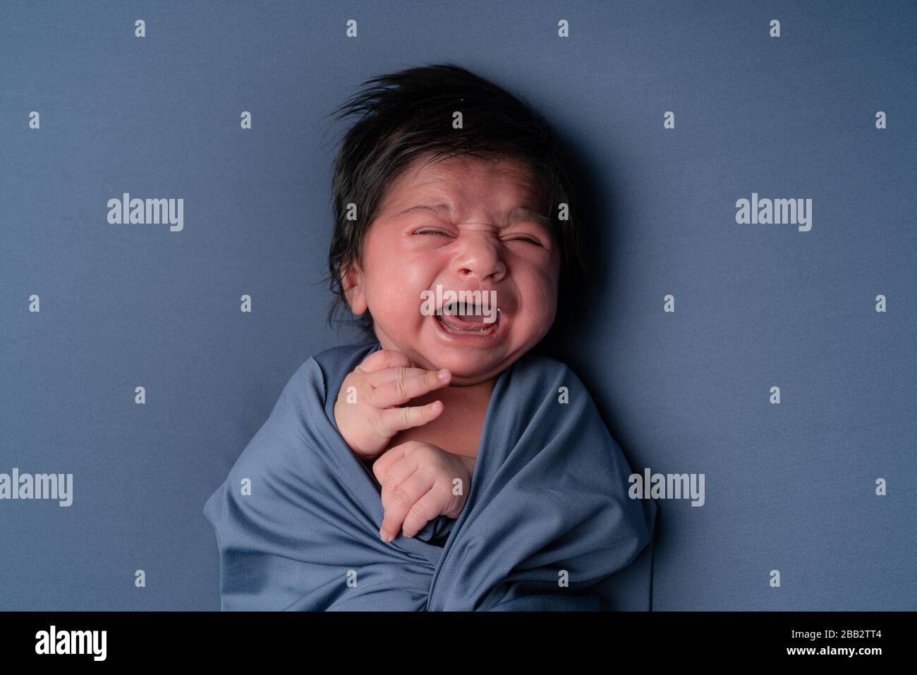 Neonato che piange il bambino. Neonato stanco e affamato dopo la posa Foto Stock