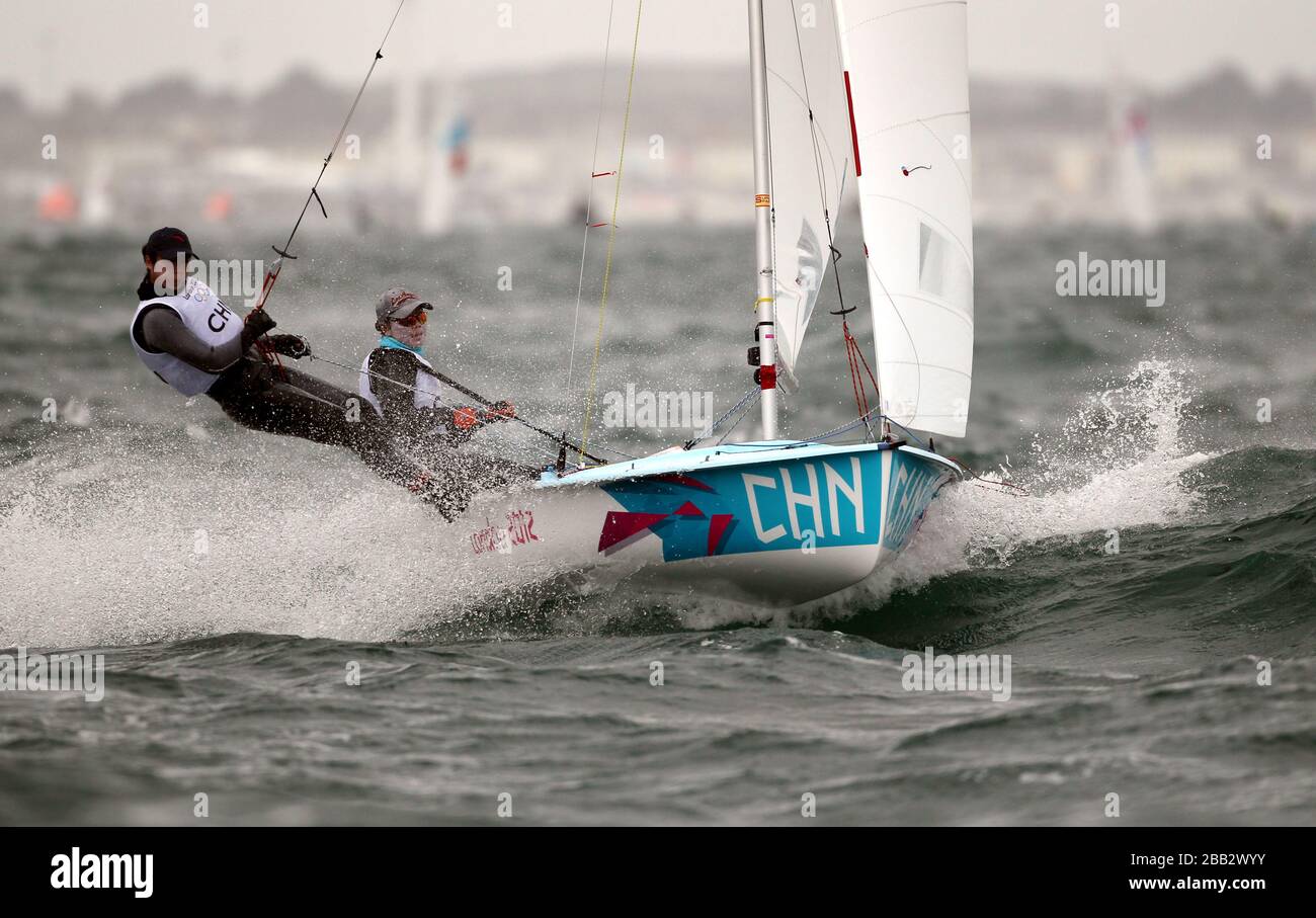 China's Women's 470 marinai Xiaoli Wang e Xufeng Huang durante la quarta gara della loro serie olimpica al largo di Weymouth oggi. Foto Stock