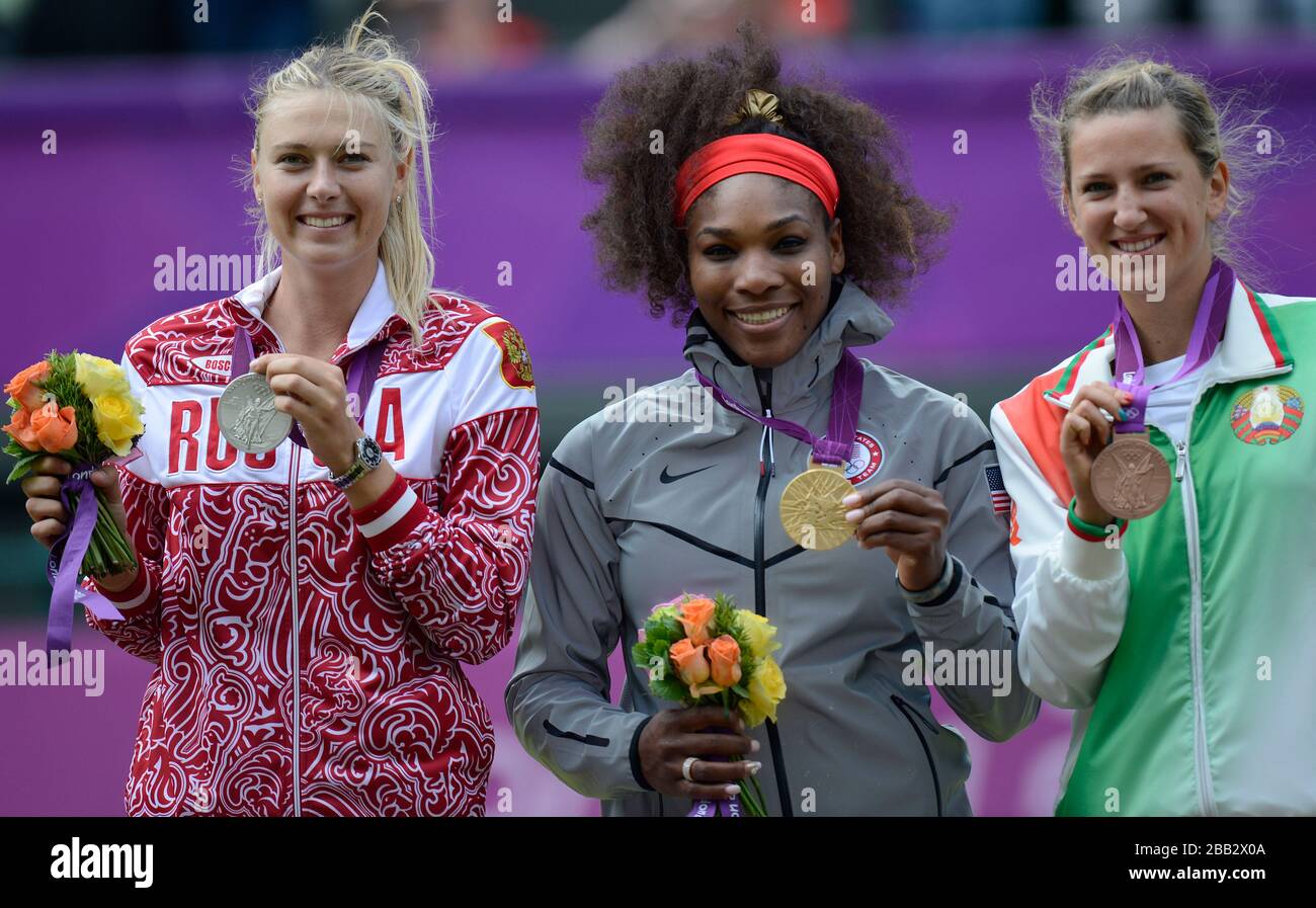 Serena Williams (centro) degli Stati Uniti con la sua medaglia d'oro olimpica, Maria Sharapova (a sinistra) della Russia con la sua medaglia d'argento olimpica e la Victoria Azarenka della Bielorussia con la sua medaglia d'bronzo olimpica, dopo la cerimonia della vittoria per la finale dei singoli femminili al torneo olimpico di tennis di Wimbledon. Foto Stock
