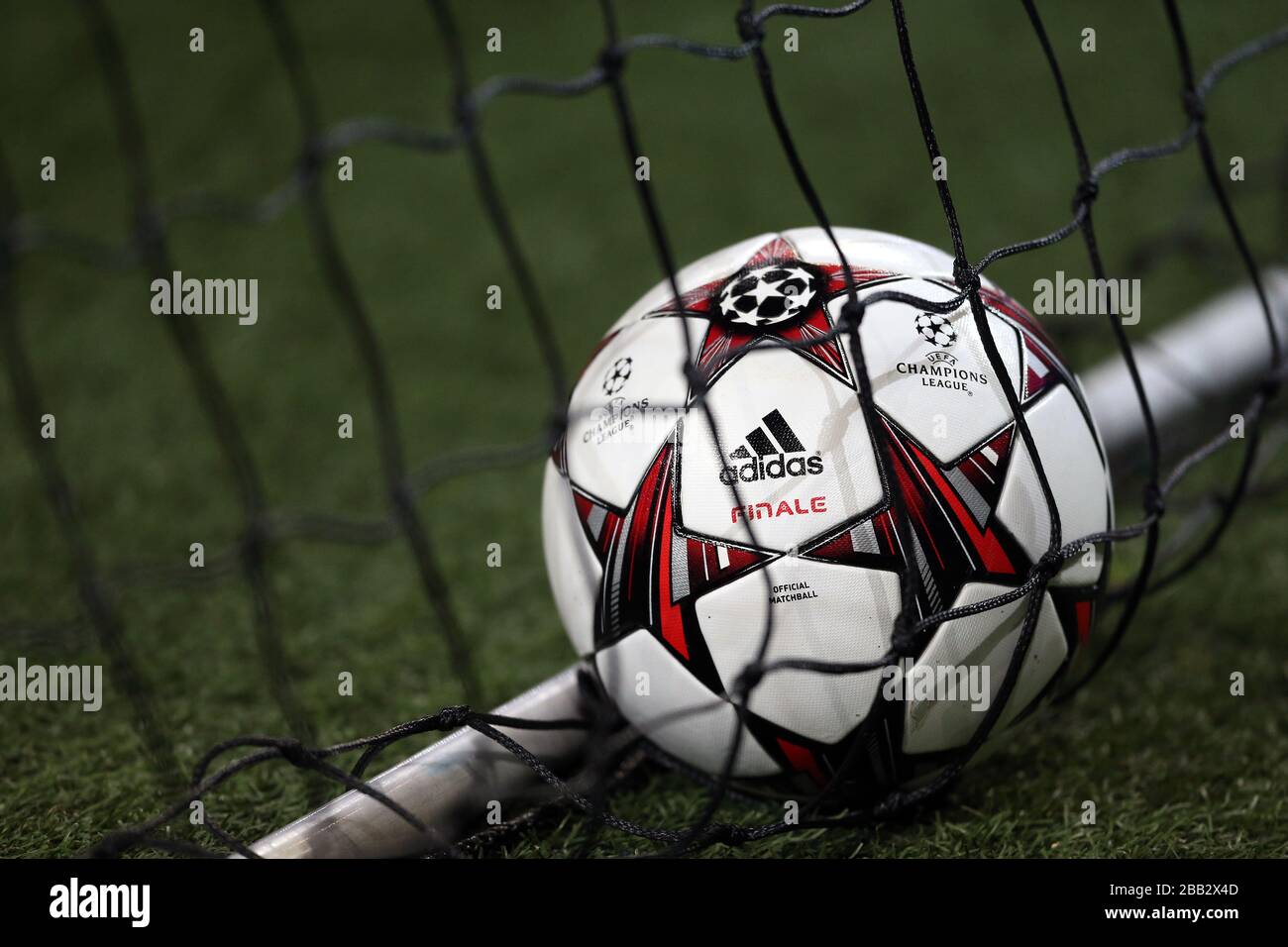 Una palla di UEFA Champions League in rete Foto Stock