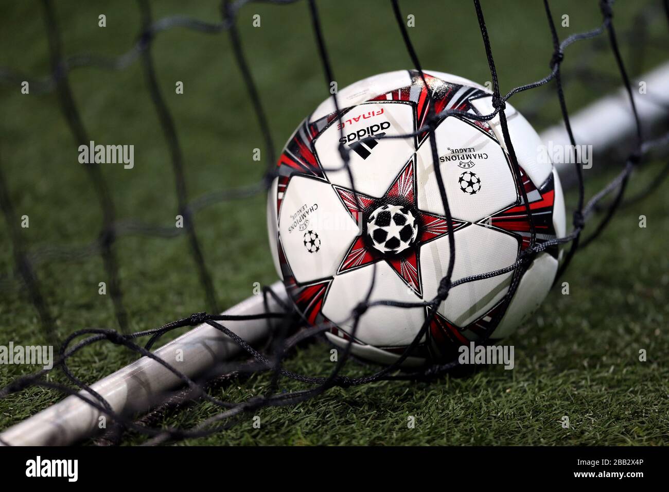 Una palla di UEFA Champions League in rete Foto Stock