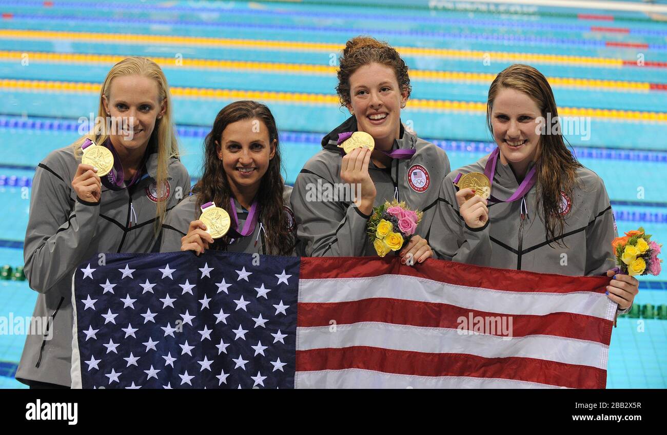 La squadra americana di relè per donne 4x100m Medley Allison Schmitt, (seconda a destra) Dana Vollmer, (a sinistra) Rebecca Soni (seconda a sinistra) e Missy Franklin celebrano con i loro Medali d'oro al Centro Acquatico. Foto Stock