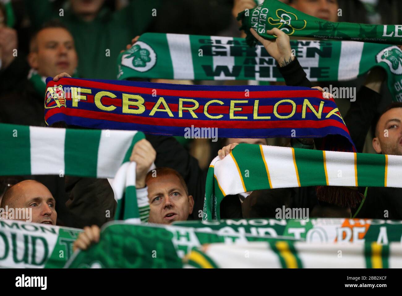 I fan celtici e di Barcellona tengono in mano le sciarpe per mostrare il loro sostegno nelle tribune Foto Stock