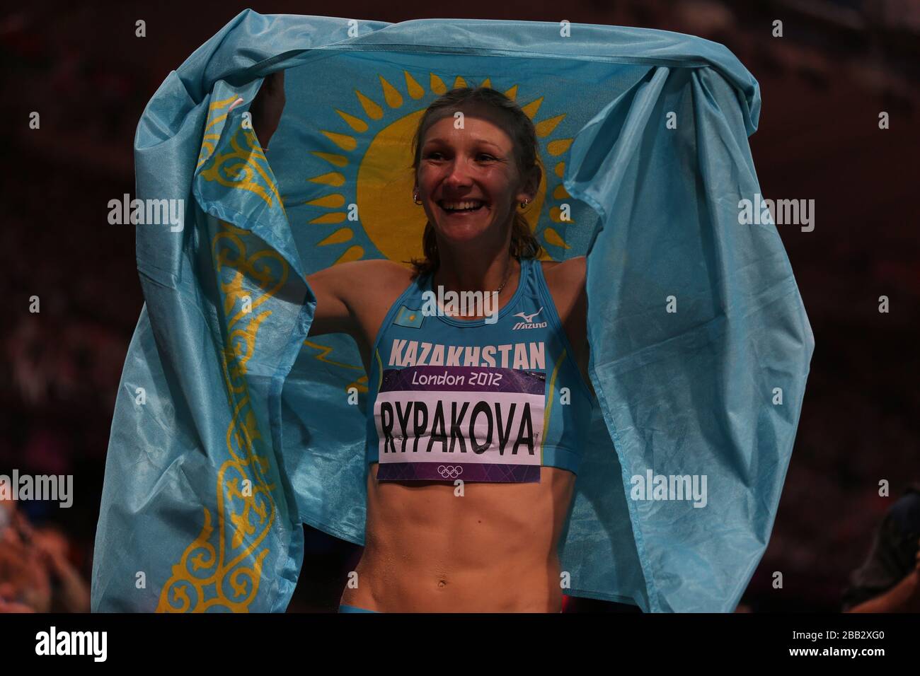 L'Olga Rypakova del Kazakhstan celebra la vittoria dell'oro nella finale olimpica di salto triplo femminile 2012 allo Stadio Olimpico. Foto Stock