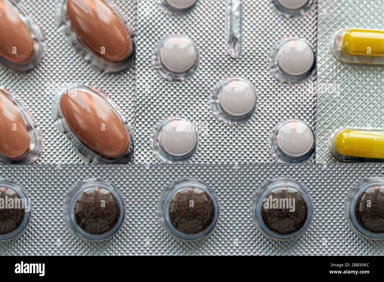 Pillole e compresse in blister. Vista dall'alto. Vari trattamenti misti. Varietà di pillole e farmaci. Primo piano. Macro. Concetto medico. Foto Stock