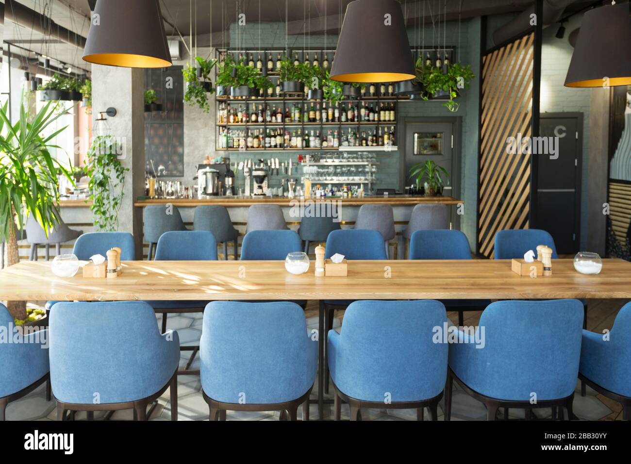 Moderna caffetteria con posti per riposare e mangiare con grande bancone Foto Stock