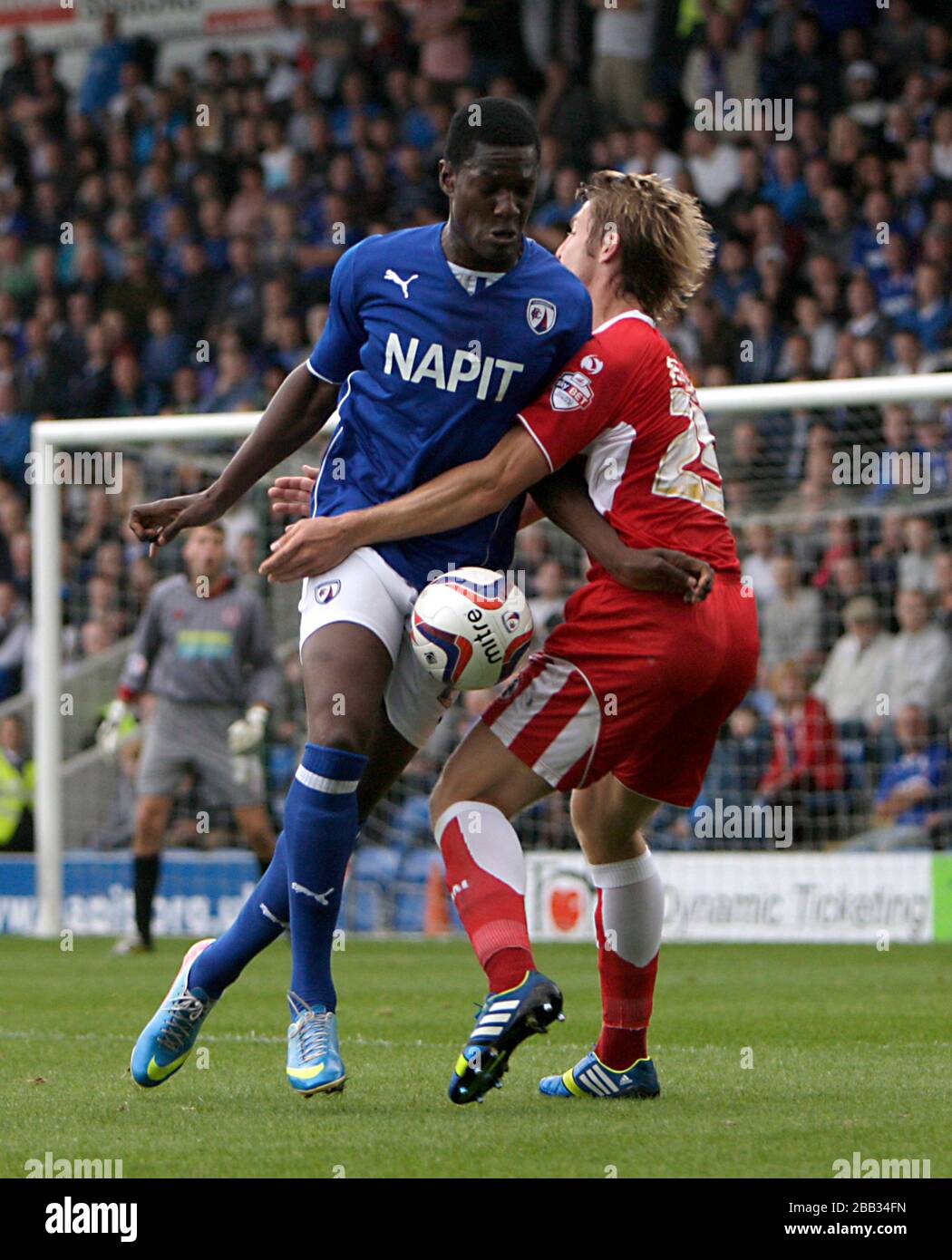 Arlund Gnanduillet di Chesterfield (a sinistra) e Robert Atkinson di Accrington Stanley combattono per la palla Foto Stock