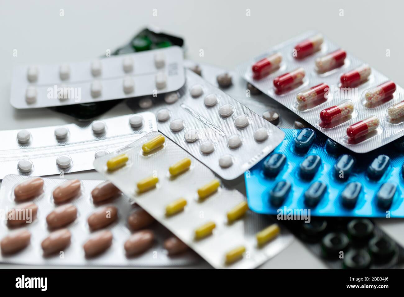 Pillole e compresse in blister. Vista dall'alto. Vari trattamenti misti. Varietà di pillole e farmaci. Primo piano. Macro. Concetto medico. Foto Stock