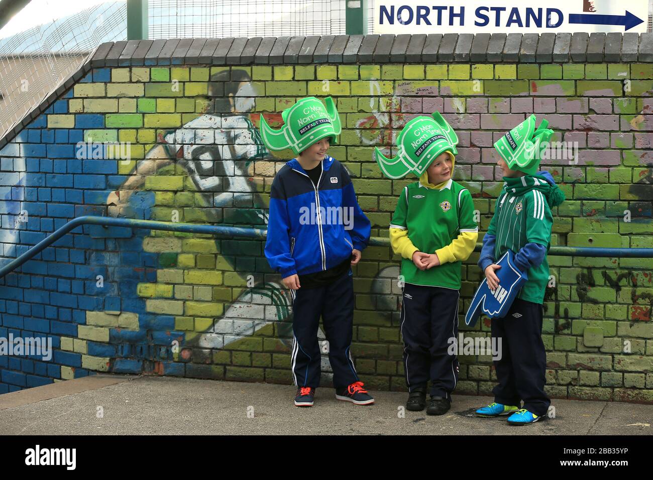 Giovani fan dell'Irlanda del Nord sulla strada per il Windsor Park Foto Stock