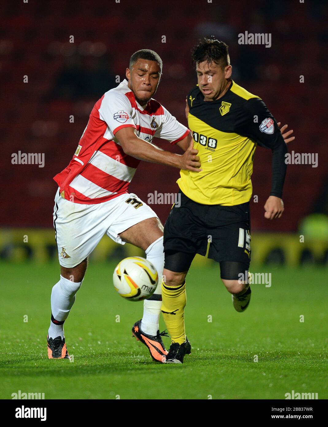 Javier Acuna di Watford (a destra) e Doncaster Rovers' Reece Wabara battaglia per la palla Foto Stock