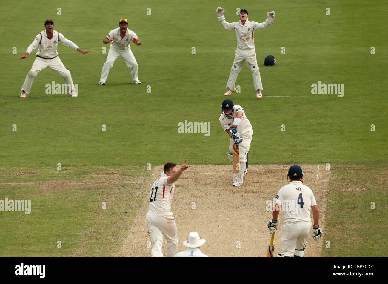 Darren Stevens del Kent (centro) è fuori lbw per 5 al di fuori del bowling di Kyle Jarvis del Lancashire Foto Stock