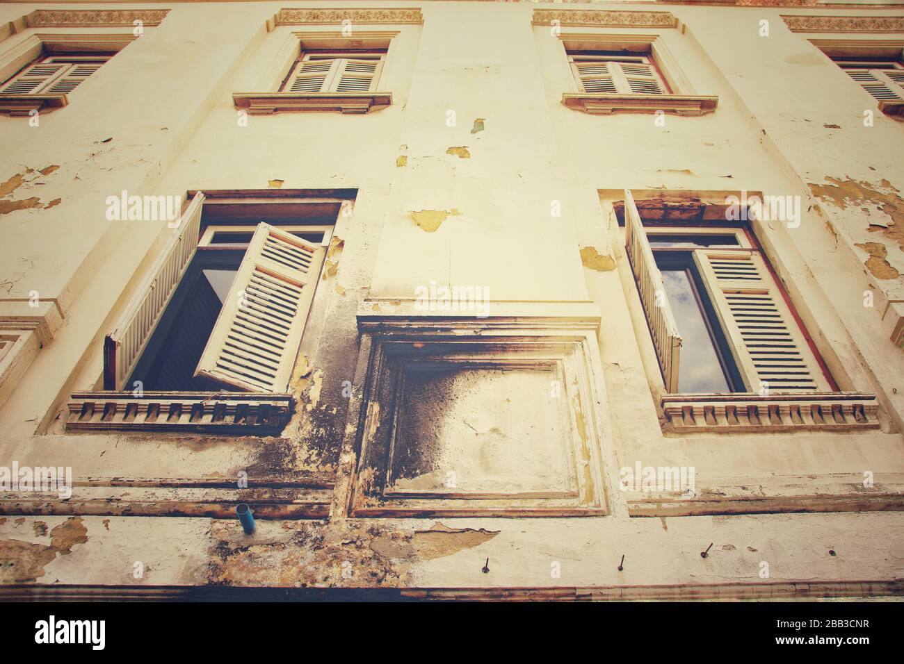 Vecchio edificio d'epoca abbandonato in Yaowarat Street (Chinatown) nella città di Bangkok, Thailandia Foto Stock