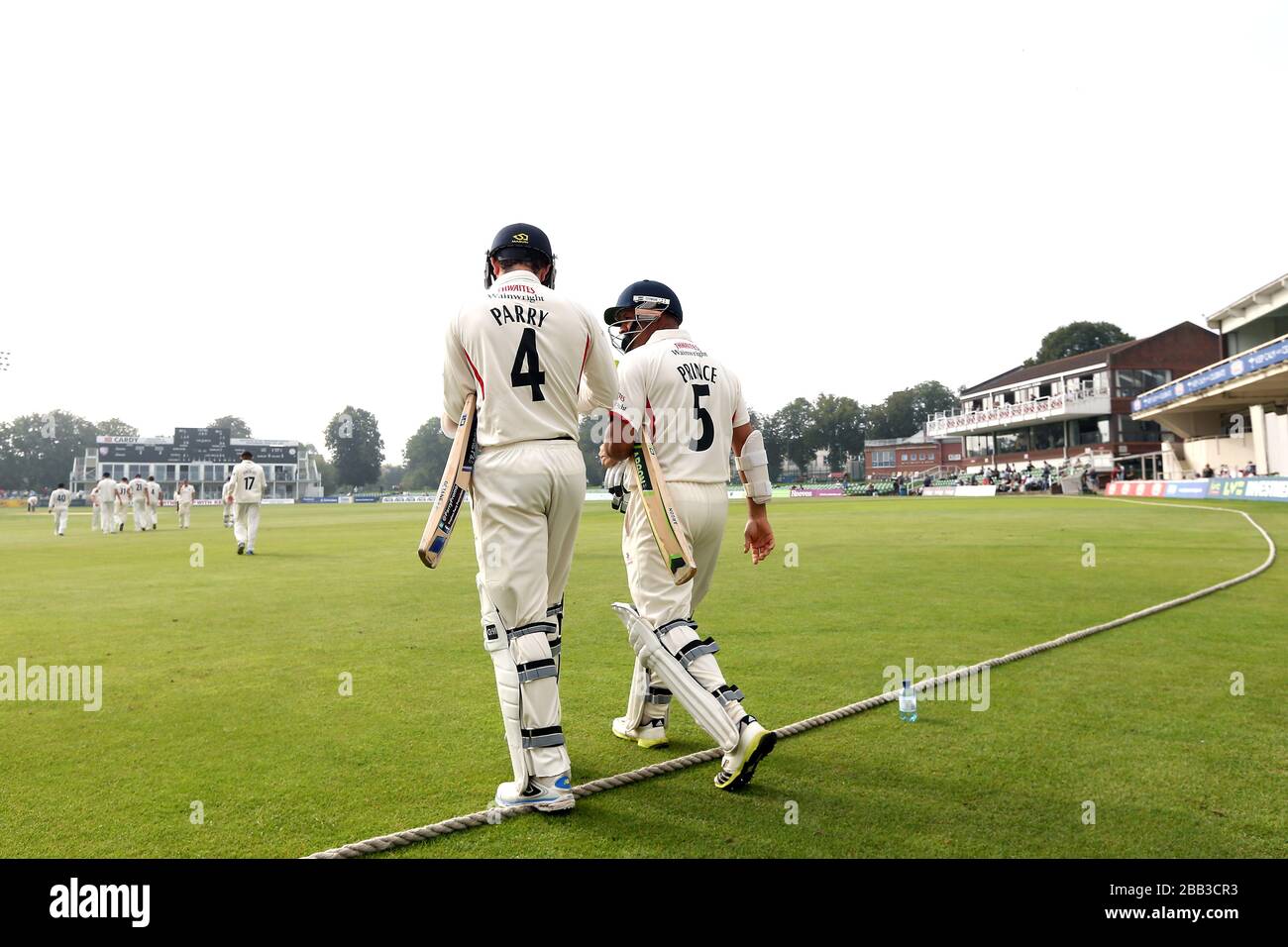 Stephen Parry del Lancashire (a sinistra) e Ashwell Prince si lasciano andare a bat il giorno due Foto Stock