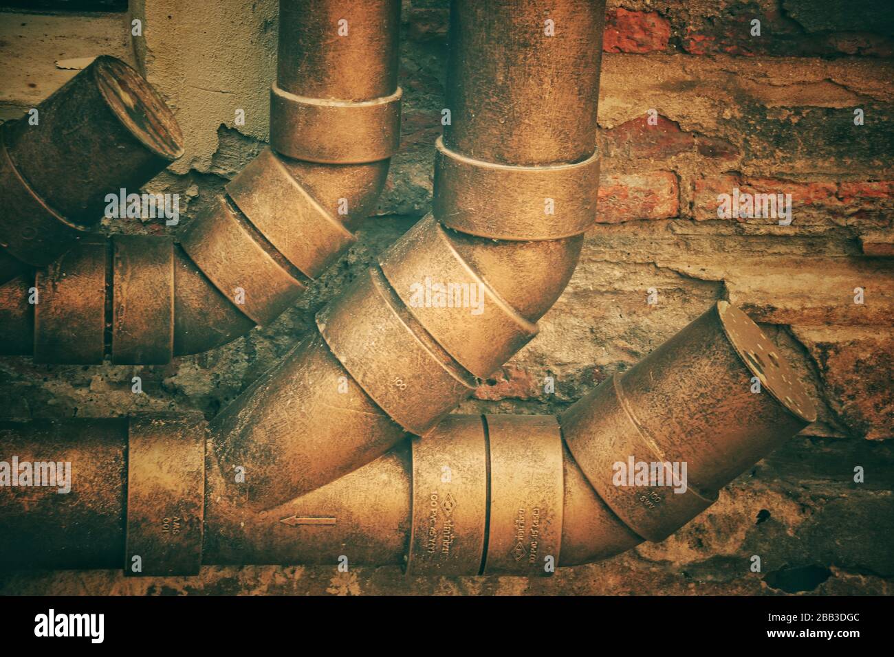 Tubi in metallo rustico con sfondo a tema a vapore Foto Stock