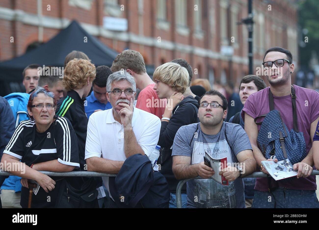 Una vista generale dei fan fuori Craven Cottage. Foto Stock