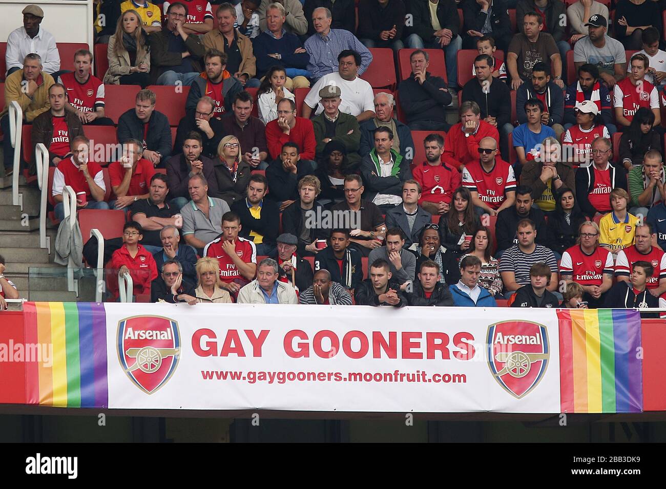 Un banner 'gay Gooners' all'Emirates Stadium Foto Stock