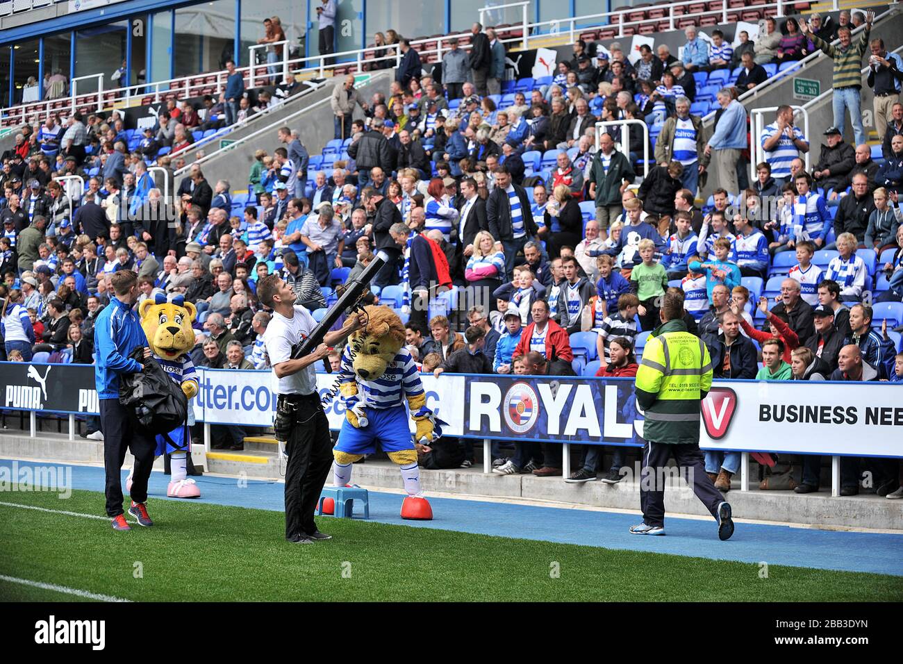 Le T-shirt vengono infornate agli appassionati di lettura negli stand del Madejski Stadium Foto Stock