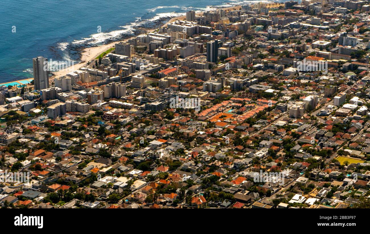 Vista dall'alto sulla città di Città del Capo dalla cima della montagna del Leone. Messa a fuoco selettiva. Foto Stock