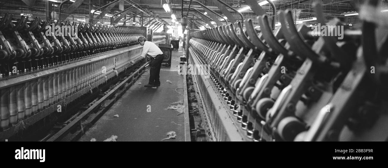 Un lavoratore che supervisiona una macchina al mulino Tay Spinners di Dundee, in Scozia. Questo stabilimento è stato l'ultimo filatoio di iuta in Europa quando è stato chiuso per l'ultima volta nel 1998. La città di Dundee era stata famosa per la storia dei tre 'JS' - juta, jam e giornalismo. Foto Stock