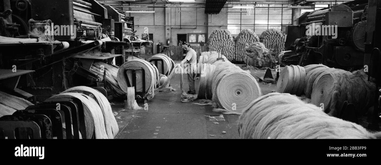 Un lavoratore che supervisiona una macchina al mulino Tay Spinners di Dundee, in Scozia. Questo stabilimento è stato l'ultimo filatoio di iuta in Europa quando è stato chiuso per l'ultima volta nel 1998. La città di Dundee era stata famosa per la storia dei tre 'JS' - juta, jam e giornalismo. Foto Stock