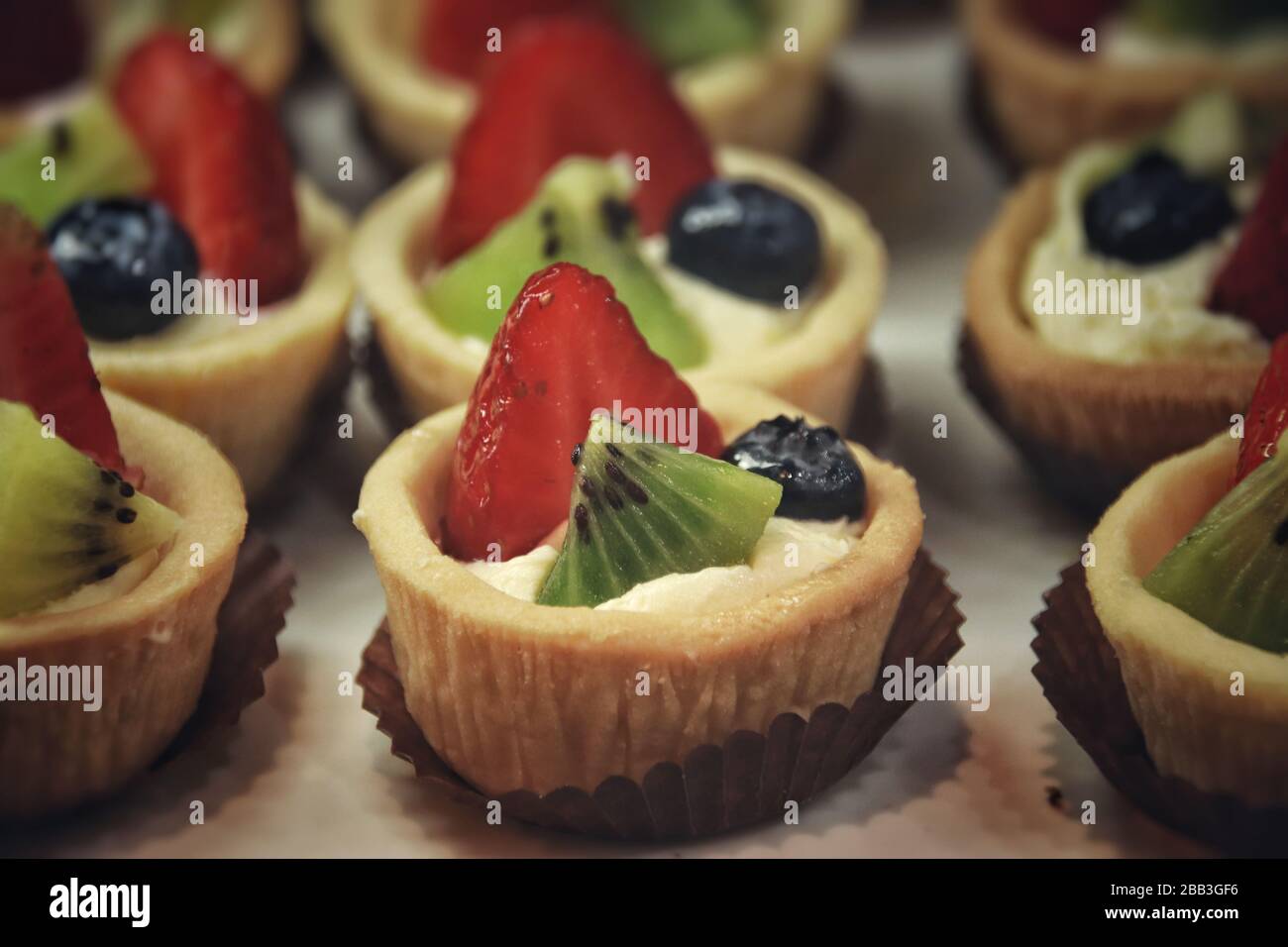 Torte di frutta a tema estivo per il dessert estivo perfetto Foto Stock