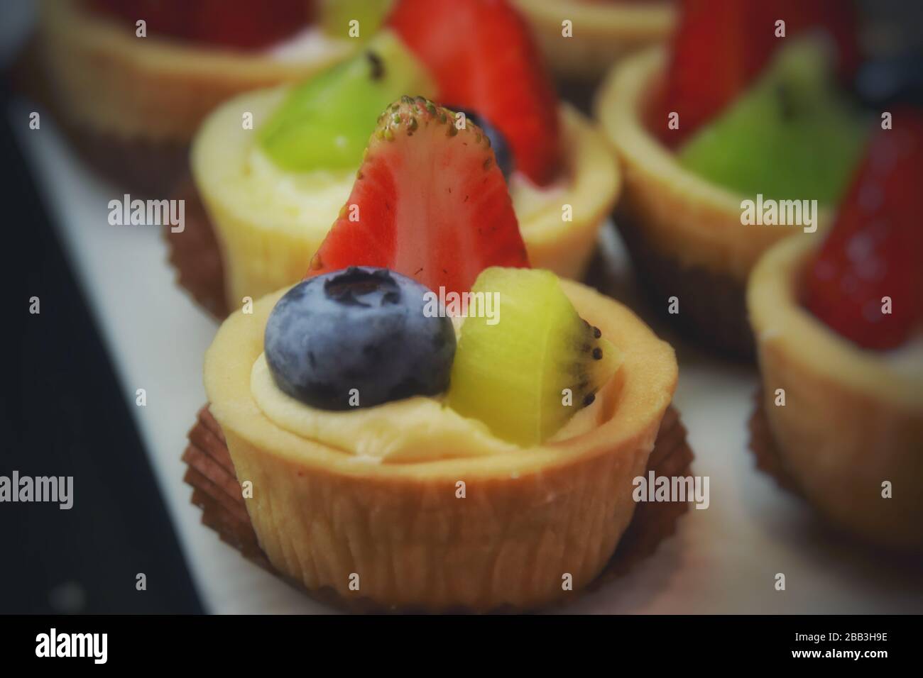 Torte di frutta a tema estivo per il dessert estivo perfetto Foto Stock