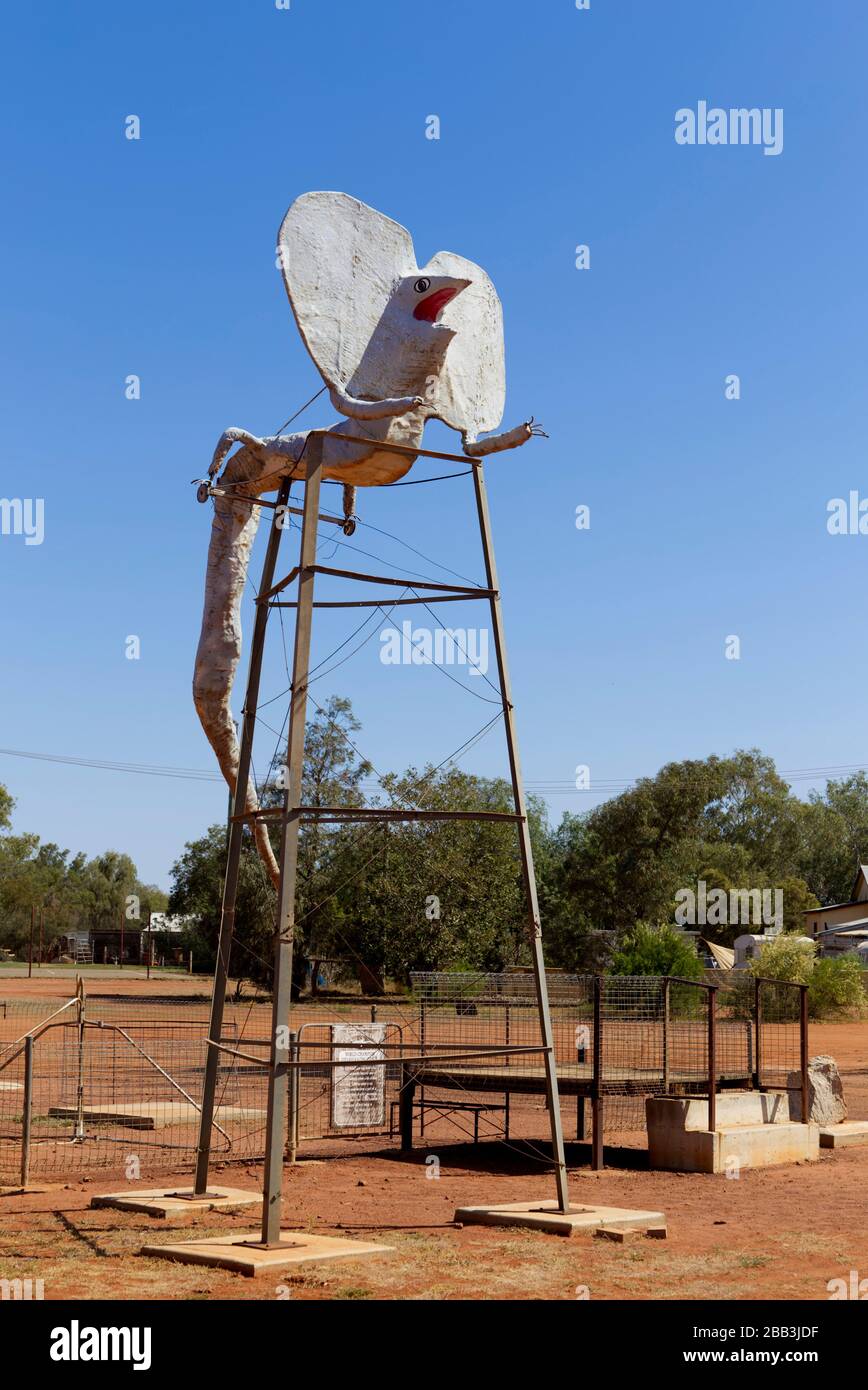 Scultura in lucertola con collo a volontà nel villaggio di Eulero Western Queensland Australia Foto Stock