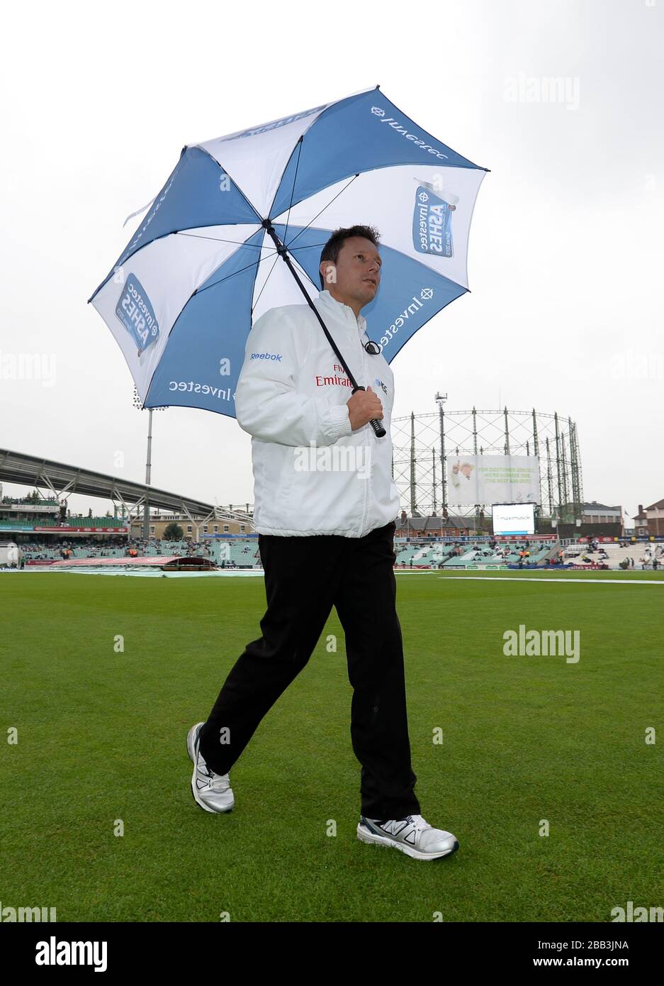 Riserva umpire Richard Kettleborough cammina fuori dal campo di gioco dopo aver ispezionato il tempo il giorno quattro della quinta prova Ashes al Kia Oval come la pioggia ritarda l'inizio del gioco Foto Stock