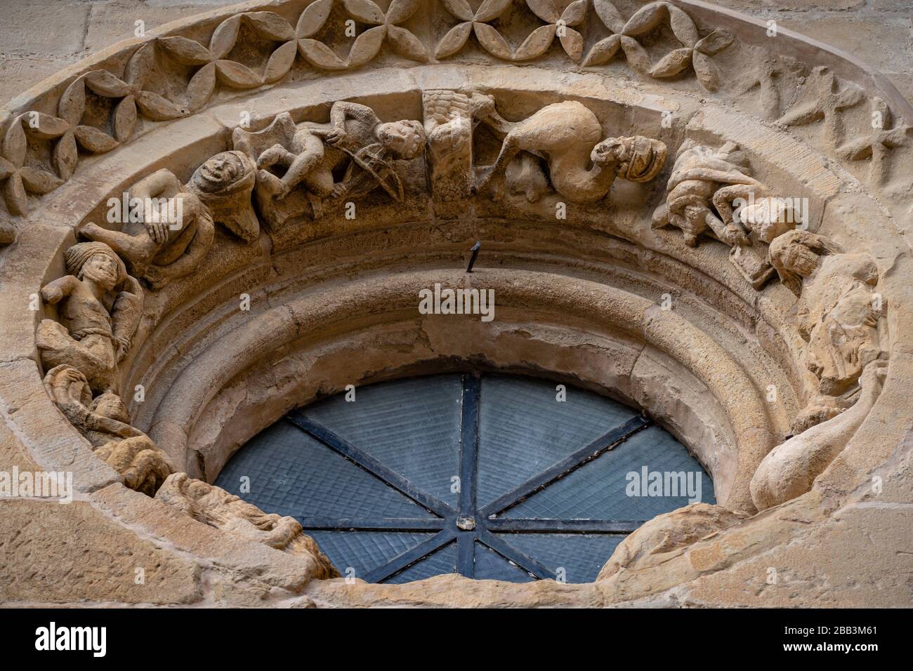 Óculo decorado , puerta de los Abuelos, Iglesia de San Juan, Laguardia , Alava, País Vasco, Spagna. Foto Stock