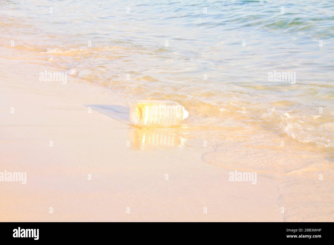 Garbage lungo la costa di Koh rong Island Soksan Beach in Cambogia che mostra l'inquinamento dell'oceano, danni ambientali e rifiuti umani Foto Stock