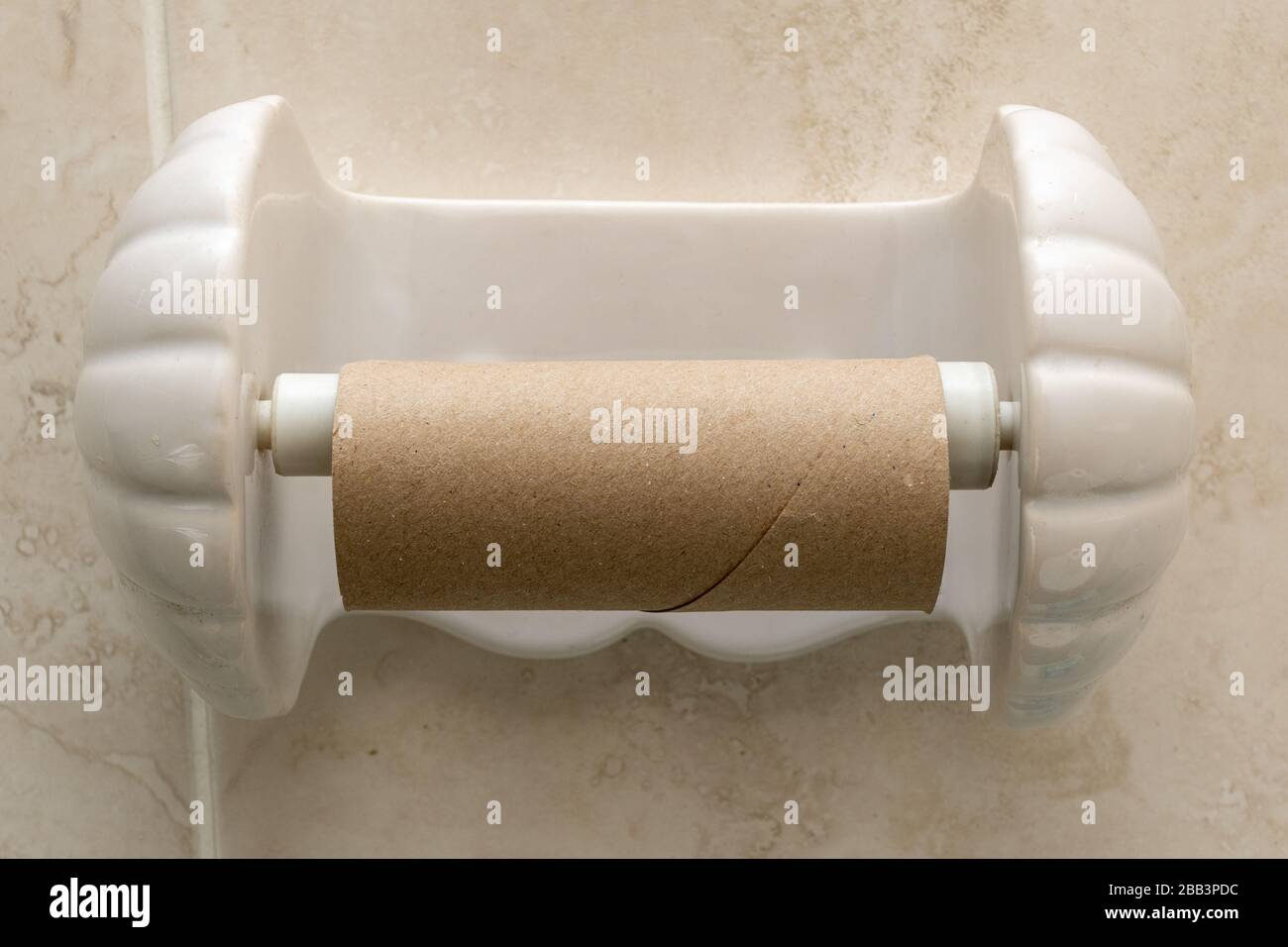 Rotolo di carta da bagno vuoto sul supporto Foto Stock