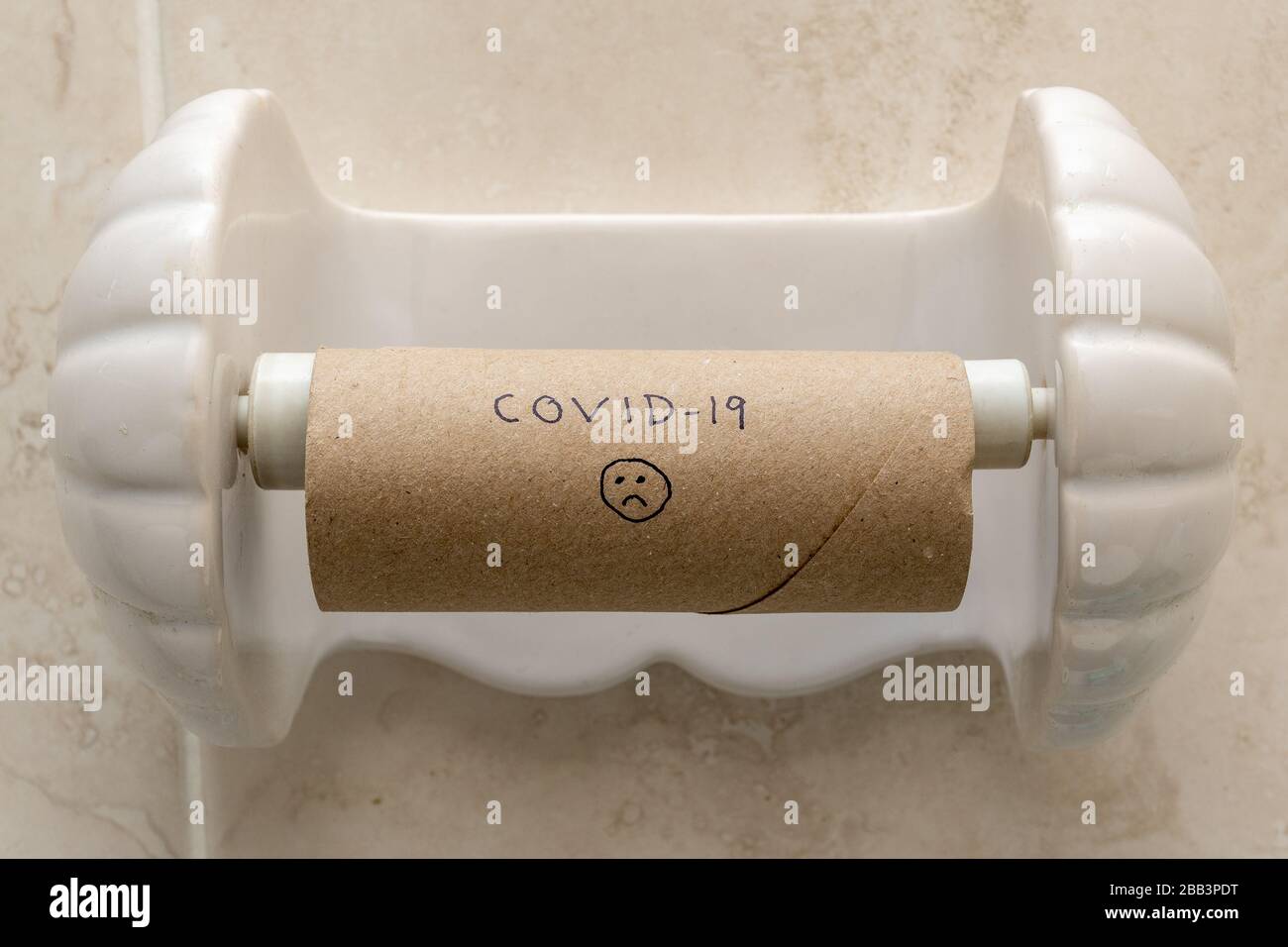 Rotolo di carta da bagno vuoto sul supporto Foto Stock