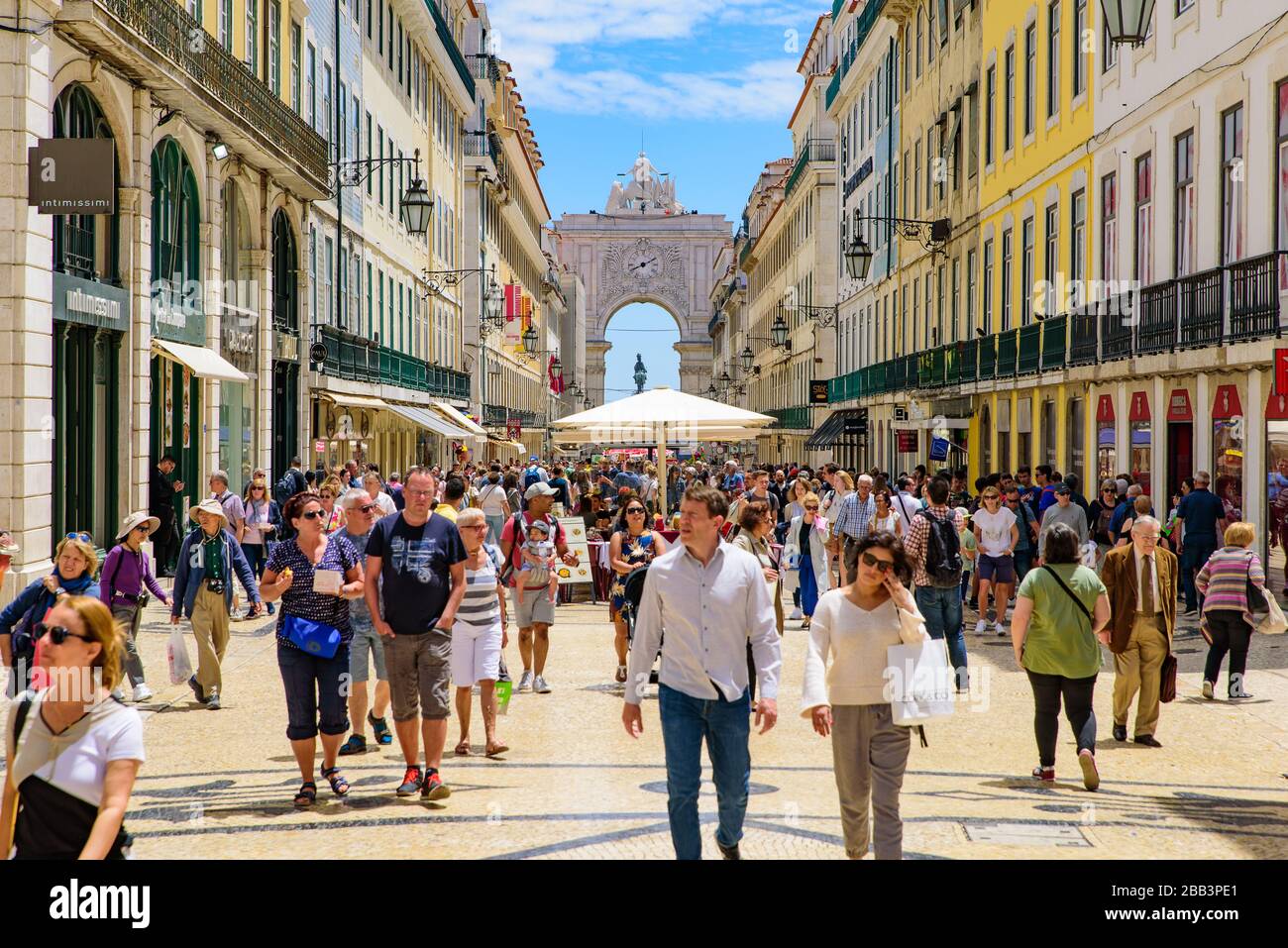 Turisti in Rua Augusta a Lisbona, Portogallo Foto Stock