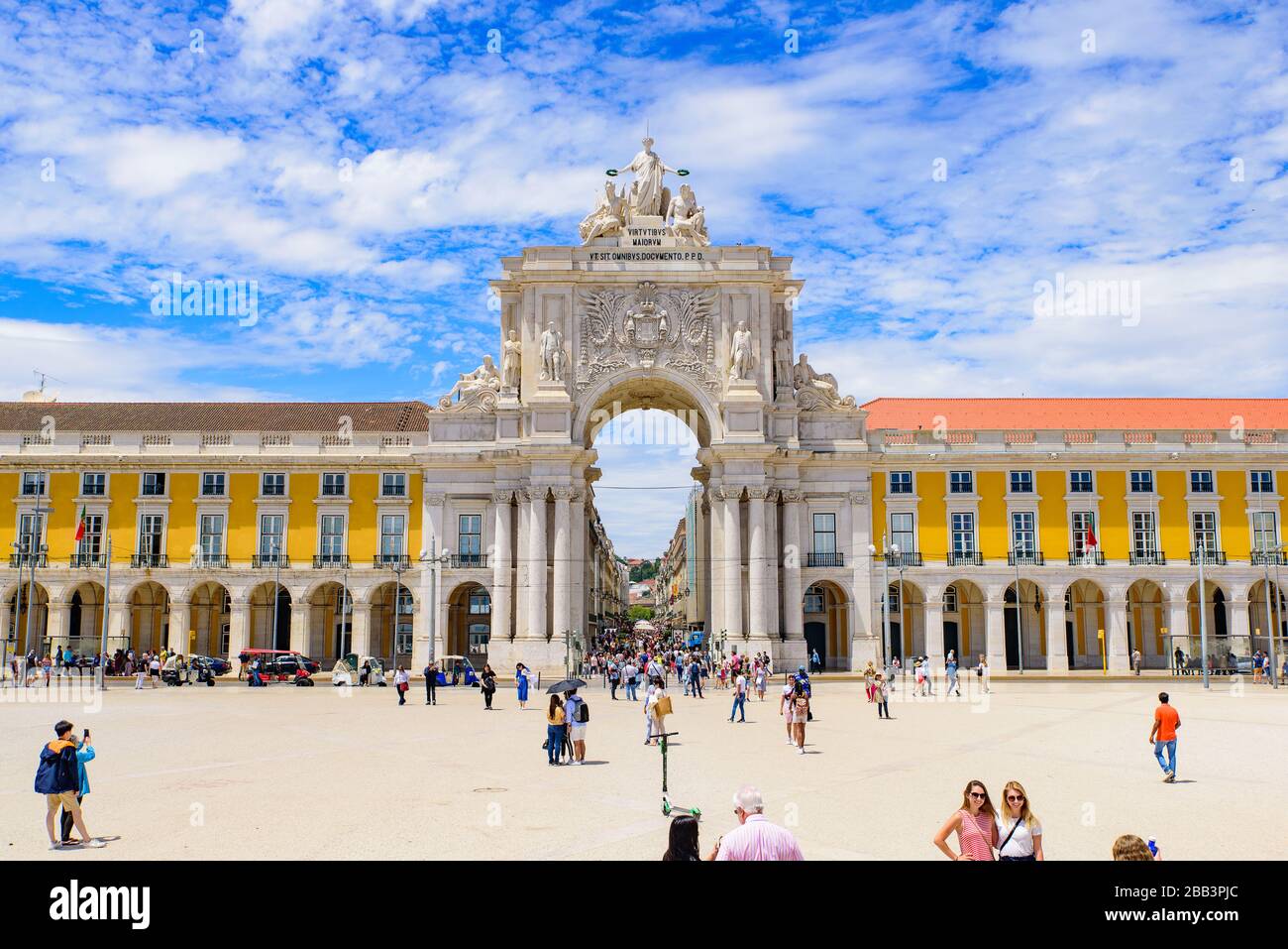 Rua Augusta Arch sulla Praça do Comércio (Piazza del Commercio) a Lisbona, Portogallo Foto Stock