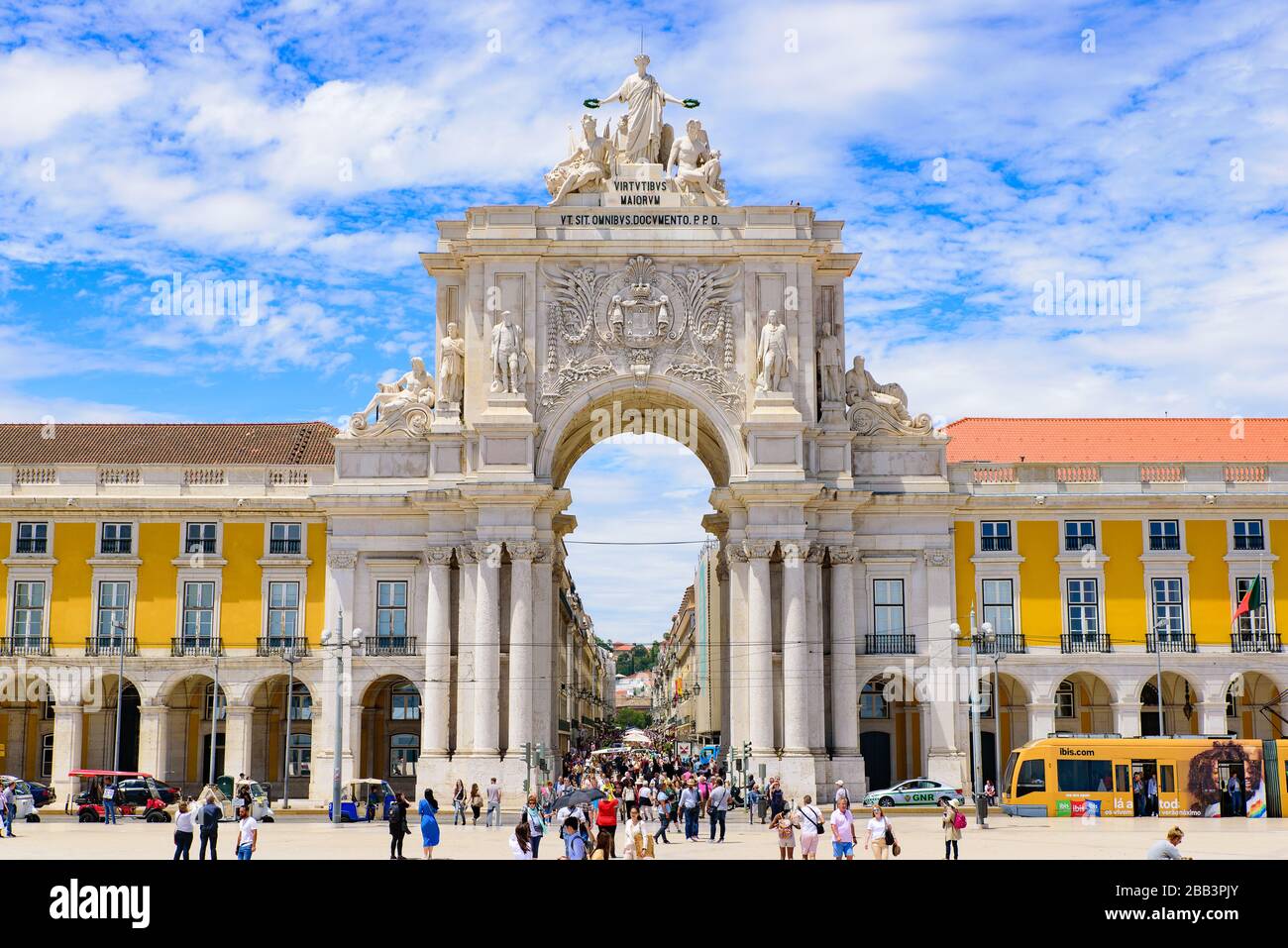 Rua Augusta Arch sulla Praça do Comércio (Piazza del Commercio) a Lisbona, Portogallo Foto Stock